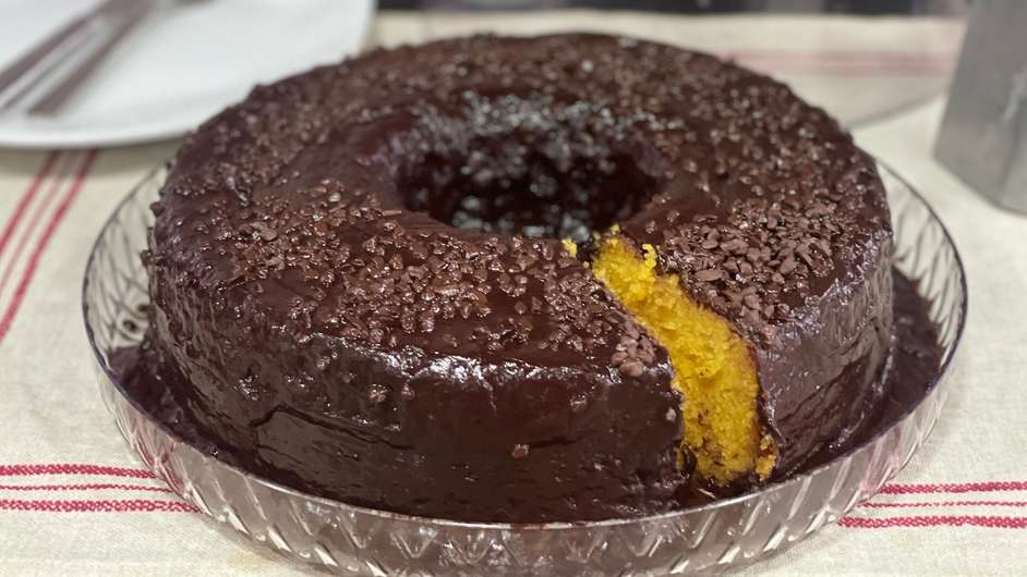 Bolo de cenoura, fácil de liquidificador, úmido e fofinho.  Foto: Bake and Cake Gourmet