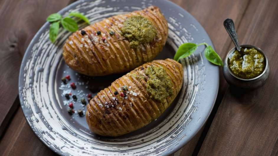 Batata laminada com queijo e molho pesto  Foto: Guia da Cozinha