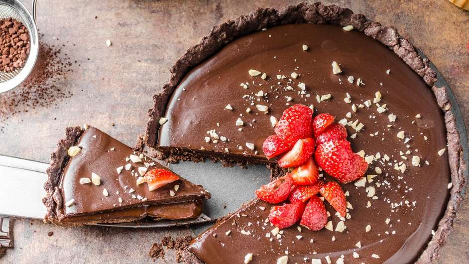 A torta de chocolate com morangos é apenas um exemplo de torta para fazer em 1h  Foto: Guia da Cozinha