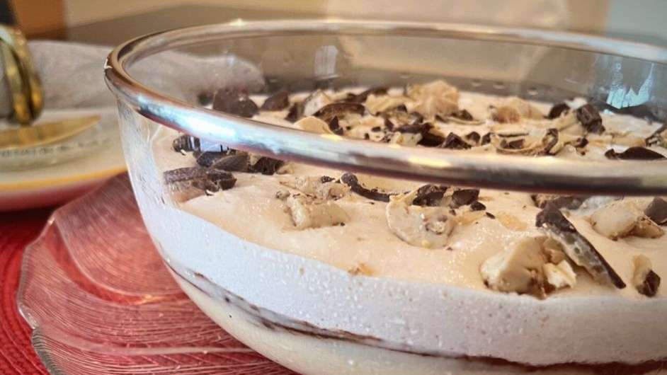 Pavê, com creme, chocolate, merengue.cremoso e bombons crocantes, famosos  Foto: Bake and Cake Gourmet