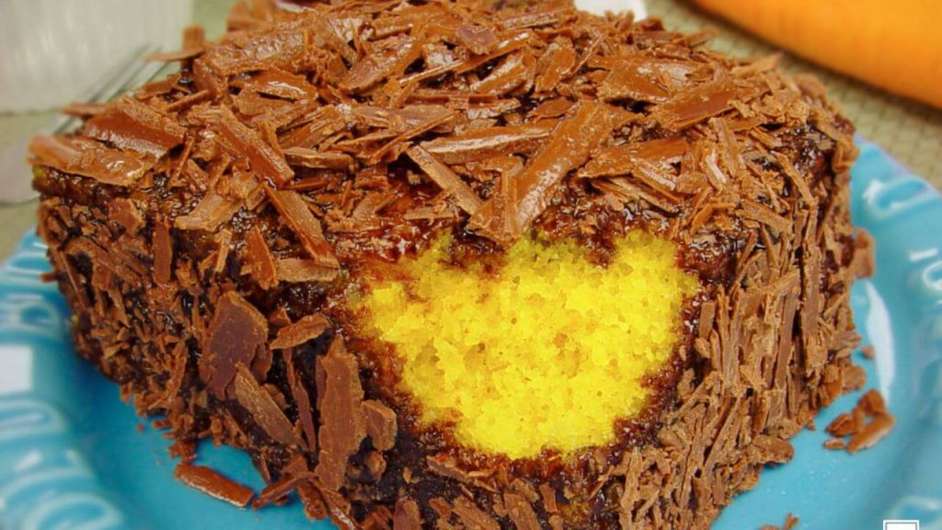 Bolo de cenoura com raspas de chocolate  Foto: Guia da Cozinha