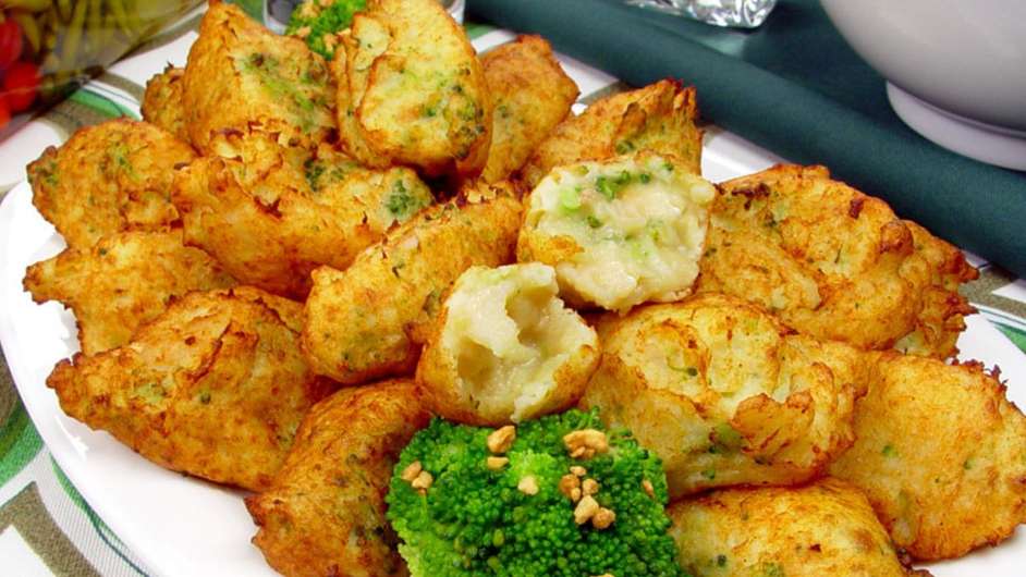 Bolinho de bacalhau crocante com brócolis  Foto: Guia da Cozinha