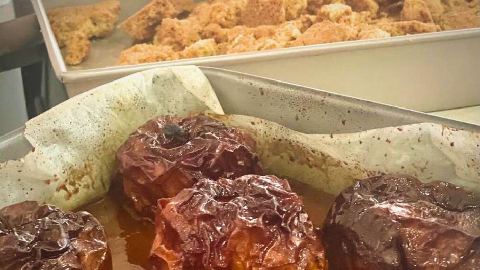 Maçãs assadas, deliciosas, acompanhadas de crumble crocante e sequinho.  Foto: Bake and Cake Gourmet