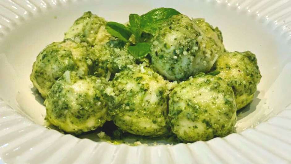 Nhoque de ricota, aqui com molho pesto, super combina  Foto: Bake and Cake Gourmet