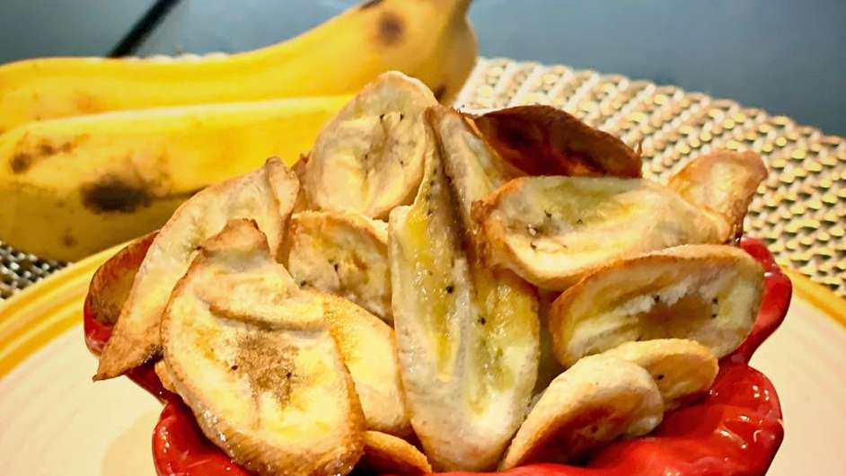 Chips de banana, crocantes e saudáveis, como petisco ou acompanhamento.  Foto: Bake and Cake Gourmet