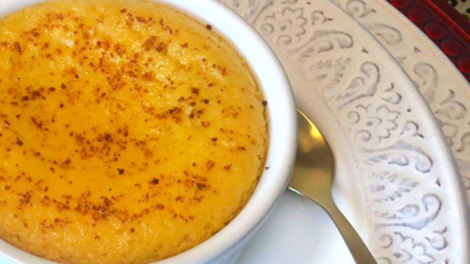 Creme brulê de abacaxi, uma sobremesa rápida, saborosa com o "brulê".  Foto: Bake and Cake Gourmet