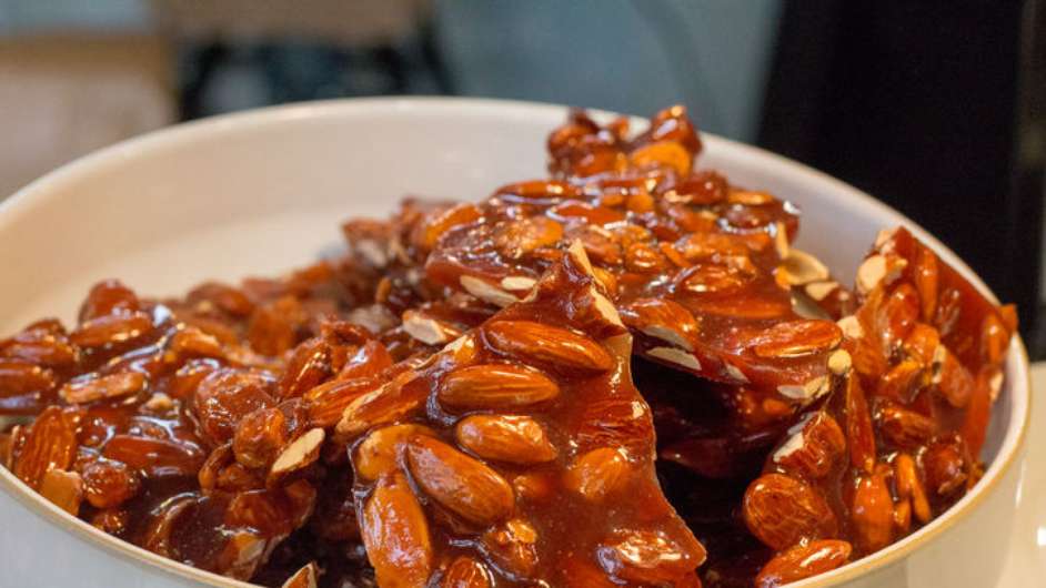 Pé de moleque é uma das comidas mais tradicionais da Festa Junina  Foto: Moonstone Images / iStock