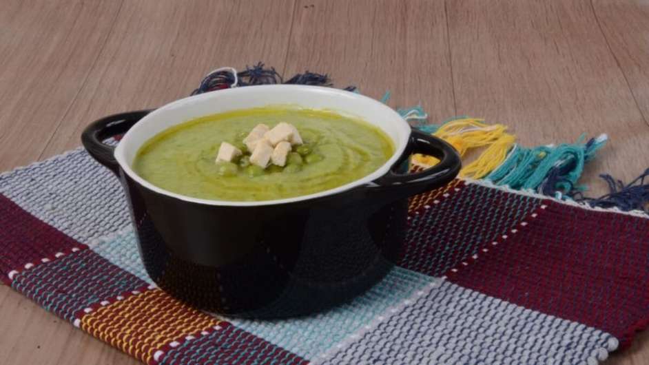 Caldo de ervilha, com hortelã, gengibre e tofu Foto: Guia da Cozinha