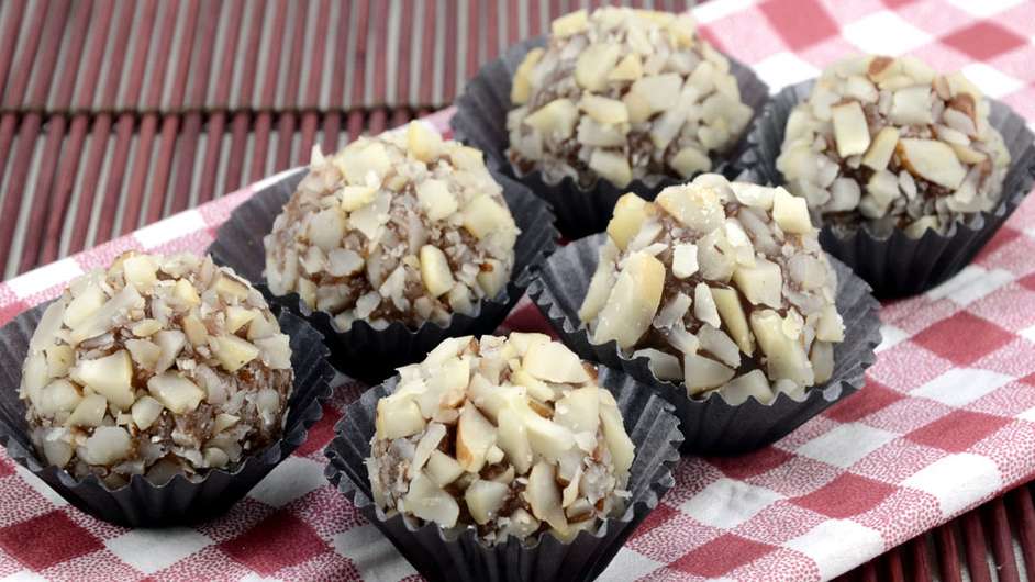 Brigadeiro com castanha-do-pará  Foto: Guia da Cozinha