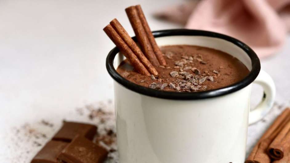 Chocolate quente cremoso com canela  Foto: Guia da Cozinha