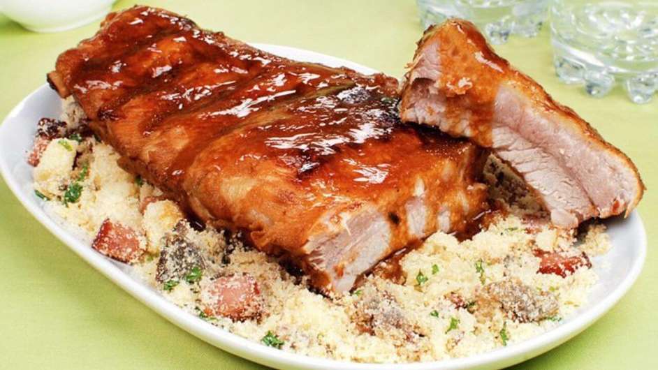 Costelinha agridoce com farofa  Foto: Guia da Cozinha