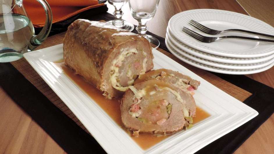 Lagarto recheado com molho de cerveja  Foto: Guia da Cozinha