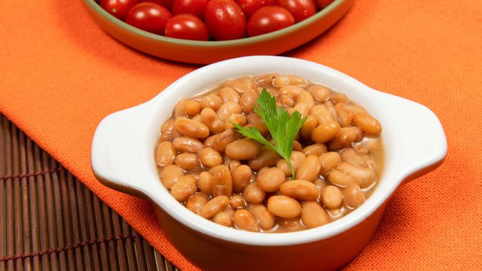 Saber como temperar o feijão carioca, vai deixar as refeições mais saborosas  Foto: Guia da Cozinha