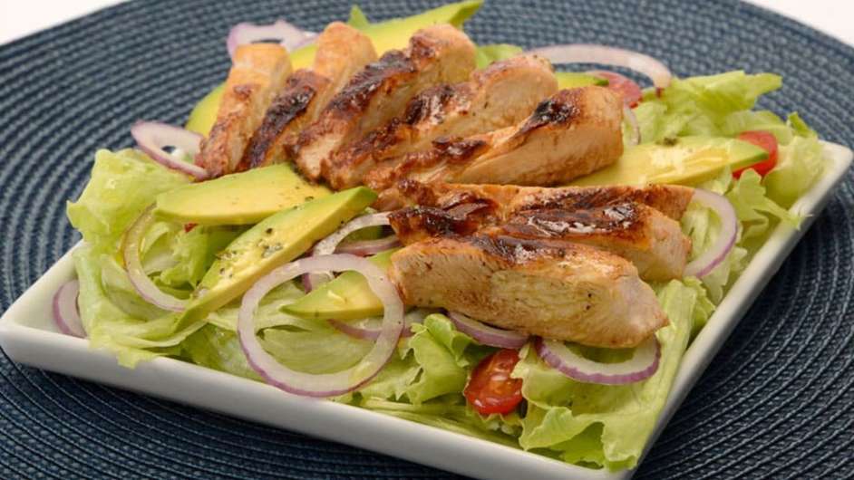 Salada de frango com avocado  Foto: Guia da Cozinha