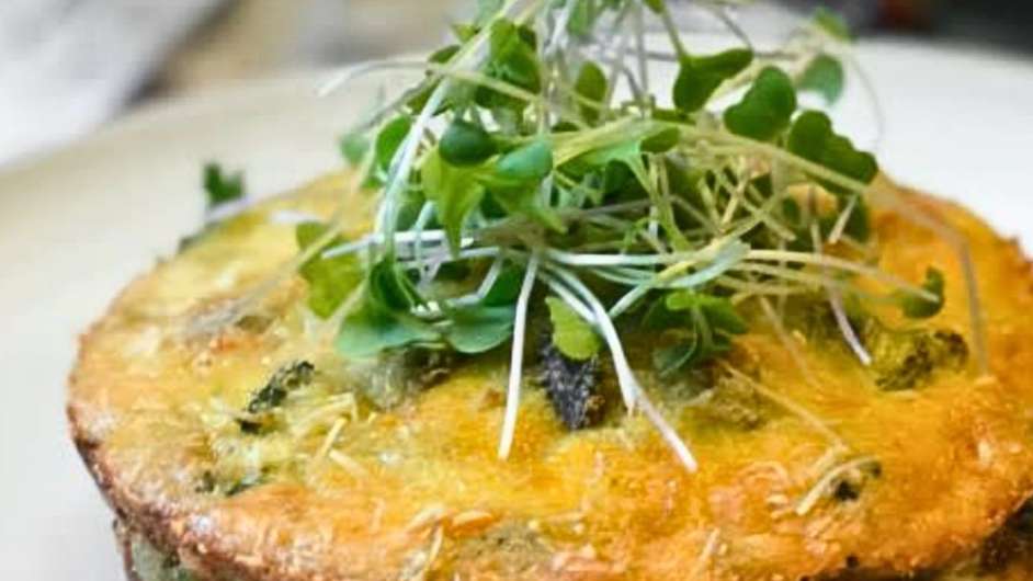 Omelete de forno, com legumes, prática e rápida de fazer  Foto: Bake and Cake Gourmet