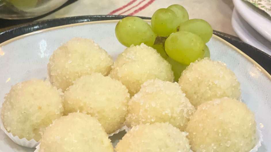 Beijinho ou docinho  de uva: veja na próxima imagem o que ele tem dentro.  Foto: Bake and Cake Gourmet