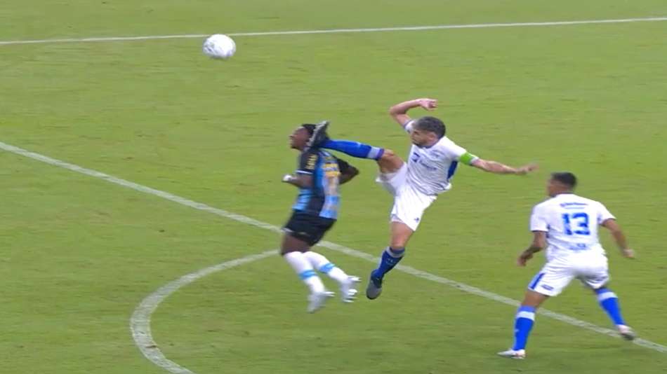'Atinge a cabeça’: ouça áudio do VAR sobre expulsão de jogador do Confiança (SE) contra o Grêmio