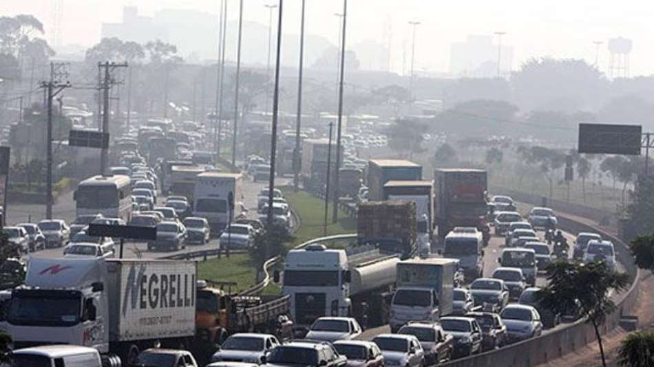 Poluição provocada por veículos causa 4,6 mil mortes por ano em SP
