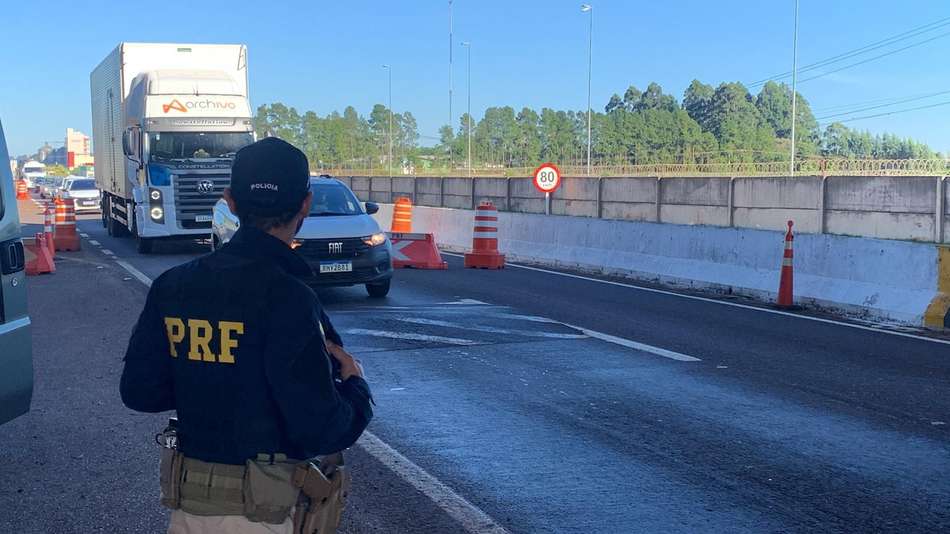 Ação educativa voltada ao transporte de passageiros é realizada pela ...