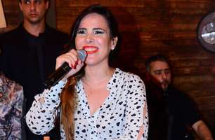 Exagerou! Wanessa erra com corretivo e batom no SPFW