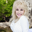Dolly Parton ajudou a financiar a vacina da Covid e é madrinha de Miley Cyrus