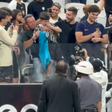 Criança é hostilizada por torcida do Corinthians após ganhar camisa de Neymar