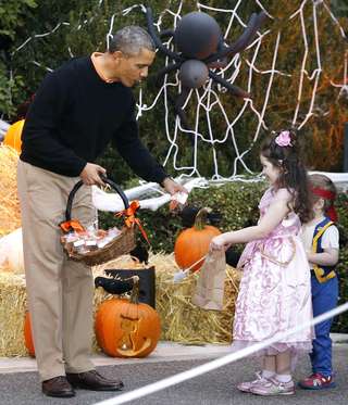 No Dia das Bruxas, Obama abre as portas da Casa Branca para crianças