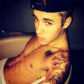 Justin Bieber Faz Tatuagem De Aguia E Posta Foto No Instagram