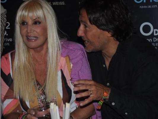 Después del escándalo por las nuevas fotos de Susana Giménez desnuda en topless en Punta del este, la conductora aseguró que solo estará en televisión por un año más. El lunes fue nombrada madrina de una torre, y estuvo muy cerquita del empresario Daniel Weiss. La conductora pasa sus días en su chacra La Mary, en Punta del Este, acompañada por sus íntimos. Allí, tranquila, la diva decidió hacer un topless en la intimidad del parque de su mansión. O eso se vio en las fotos de Susana Giménez desnuda en Paparazzi. Un fotógrafo logró capturar el momento en el que la diva se despojó de la parte de arriba de su bikini. La imagen, que se tomó desde uno de los árboles que rodean el predio, fue publicada por la revista Paparazzi. La conductora fue elegida madrina de la Torre II del Complejo Imperiale y fue durante ese evento en el que se la vio muy simpática con el arquitecto Daniel Weiss, uno de los directores de la firma constructora WSW.