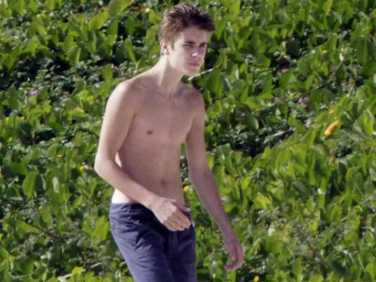 Justin Bieber aprovechó unos días de descanso en Los Cabos, uno de los destinos de playa mexicanos favorito de los famosos, y se dejó ver sin camisa mientras paseaba.