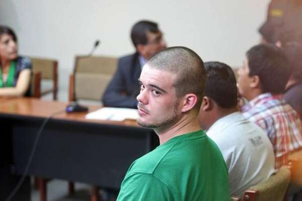 El holandes Van der Sloot quien confesó asesinar a Stephany Flores en Perú, espera que una corte en Perú de su veredicto.