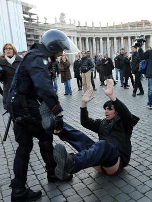 Una veintena de indignados protestó en la plaza de San Pedro del Vaticano.