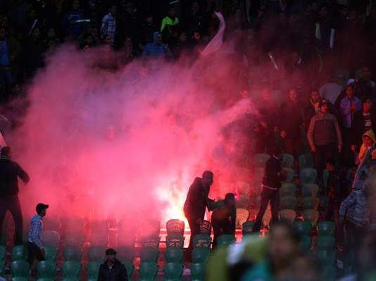 1 de Febrero 2012- Port Said, Egipto: La televisión nacional de Egipto reporta 73 muertes después de que hinchas de los equipos rivales Al-Masry y AL-Ahly se enfrentaron después del partido. También se reportan más de 1,000 heridos, resultando en la cancelación de la liga.