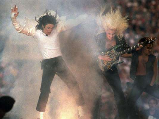 Michael Jackson es una de las figuras más recordadas por su aparición en el Super Bowl de 1993. Los Vaqueros de Dallas aplastaron entonces a los Bufalo Bills. El Rey del Pop pidió en el escenario por la paz mundial.