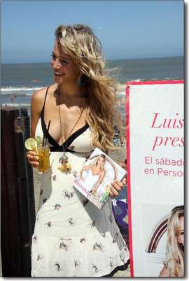 Luisana Lopilato viajó a Mar del Plata para presentar su libro de cocina y lo hizo en la playa frente a una gran cantidad de seguidores que se acercaron para verla y para sacarse fotos con ella. La actriz, que está casada con el cantante canadiense Michael Bublé, presentó su primer libro "Luisana en casa", sobre el cual dijo: "Me llegó la idea y me gustó mucho. Porque no es un libro de recetas, es una recopilación de las comidas que a mí me gustan, lo que mis abuelos cocinaban cuando era chica, lo que me enseñó mi mamá. Hay una sopa que me hacía mi abuela, que es muy fácil y a mí me encanta".