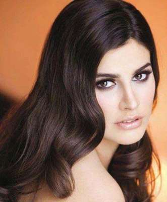 Karina González mide 1.76 cm y tiene 20 años. Esta bella representante nacida en el estado de Aguascalientes en 1991, fue la triunfadora indiscutible del certamen "Nuestra Belleza México" a través del cual logró coronarse como la mujer más bella de su país y representarlo en el certamen universal de la belleza. Tiene unos llamativos ojos color café y un espectacular cabello castaño con el que se roba todas las miradas. Aquí sus mejores fotos.