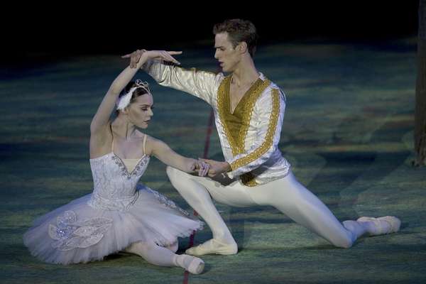 El Lago de los Cisnes, montado por la Compañía Nacional de Danza, bajo la dirección de Sylvie Reynaud, conjuga la belleza del acto dancístico con la música de Piotr IIlsh Tshaikovsky, en el escenario natural de La Isleta del lago del Viejo bosque de Chapultepec. Adéntrate a los ensayos y a la realización de este mágico montaje que, sin duda, es una de las obras de arte más bellas de nuestros tiempos.