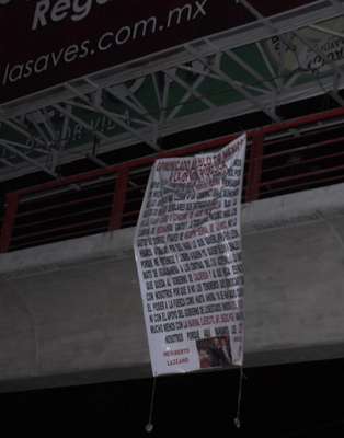 Integrantes de la delincuencia organizada realizaron bloqueos en diferentes puntos del área metropolitana de Monterrey y colocaron mantas contra un grupo rival en puentes peatonales como en Félix U. Gómez y Constitución.