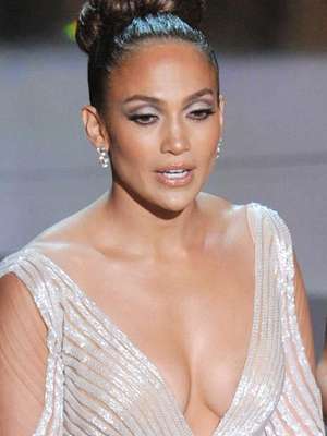 El momento más inesperado y sorpresivo de la noche perteneció a las famosas bubis de Jennifer López, las cuales se salieron de control y en pleno escenario se pudo ver la aurora del pezón de la famosa Newyorican. Jlo fue muy criticada por la prensa internacional al no querer detenerse a tomarse fotos pero sin duda nuestra hermosa Jlo pasó la vergüenza de la noche que supo salvar muy bien al voltearse muy discretamente para tapar su pequeño pecado. Aunque no podemos mostrar la foto precisa de ese momento tan escandaloso, aquí les presentamos el escotazo de la Jlo en vivo y a todo color.