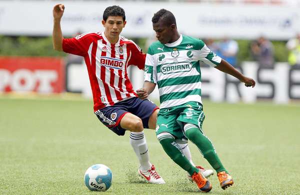 Chivas gana 2-1 a Santos: Magallón intenta detener a Darwin Quintero
