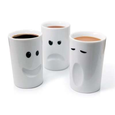 Las primeras horas de la mañana son el reflejo de cómo será tu día: alegre, enojado, con sueño y hasta coqueto. Los diseñadores de Yanko Design pensaron en ello para crear estas divertidas tasas para tomar tu típica bebida matutina. No importa de qué lado de la cama despiertes, siempre habrá una taza que vaya con tu humor. ¿Te gustan?