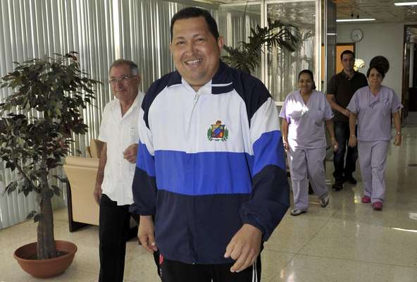 El ministro de Comunicación de Venezuela, Andrés Izarra, difundió fotografías del presidente Hugo Chávez, en las que camina y conversa con el líder cubano Fidel Castro, encuentro al que se sumó el jefe de Estado, Raúl Castro.