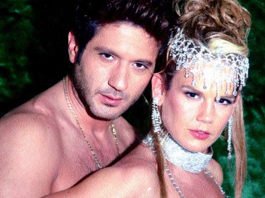 Niurka Marcos mantenía una relación laboral y amorosa con el productor Juan Osorio, cuando lo dejó por el actor Bobby Larios. Desde entonces, ella ha tenido una larga lista de amoríos, romances y hasta matrimonios que siempre terminan en escándalo. La cubana es parte de una lista de mujeres famosas que fueron infieles realizada por el sitio Second Love.