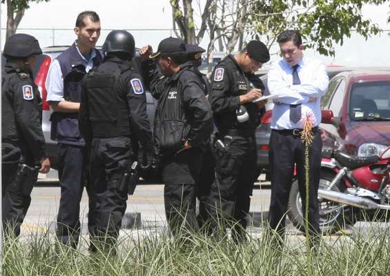 Elementos de Fuerza de Tarea de la Policía capitalina acudieron al centro comercial Plaza Delta, tras reportarse la existencia de un paquete que parecía contener una bomba.