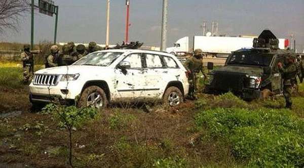 01-marzo-2012.- Imagen de algunos de los vehículos abandonados en la zona donde viajaban algunos de los trece presuntos delincuentes que murieron durante un tiroteo con soldados mexicanos y agentes policiales registrado en Nuevo Laredo, Tamaulipas.