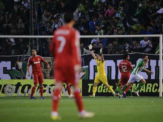 Real Madrid, en su objetivo por seguir sumando puntos para alejarse del Barcelona, se metió este sábado a la casa del Betis. El cuadro merengue comenzó perdiendo el juego con tanto de Jorge Molina (fondo).