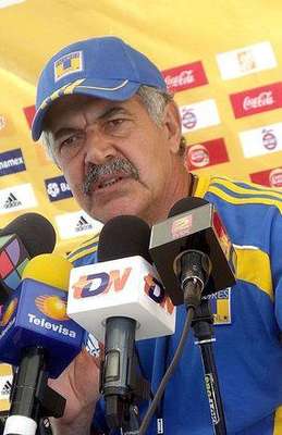 05-marzo-2012.- Ricardo Ferretti, estratega de los Tigres de la Universidad Autónoma de Nuevo León, mantiene un estatus bastante alto como estratega, sin embargo, a raíz de la renuncia de José Saturnino Cardozo a la dirección técnica de Gallos Blancos de Querétaro, alertó: "un entrenador siempre debe tener sus maletitas listas".