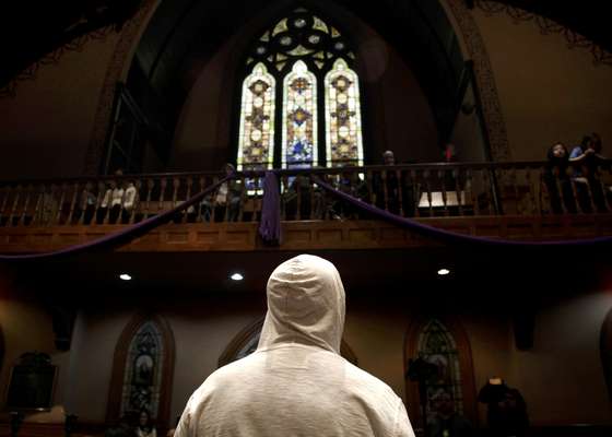 Trayvon Martin: La muerte del joven de 17 años que fue asesinado por un vigilador voluntario, quien creyó que Trayvon era una amenaza por tener su capucha puesta, además de ser afroamericano, desató una ola de protestas. Por esta razón, recordamos algunos de los asesinatos que han causado indignación entre los estadounidenses, bien sea por ser completamente injustos, por la crueldad de los hechos o por que han sido cometidos por sus propios parientes.