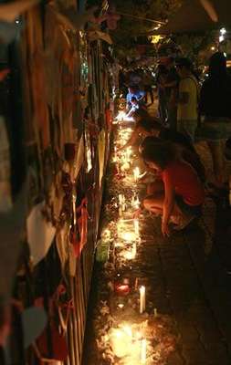 A la Posta Central han llegado decenas de personas a expresar sus condolencias a la familia de Daniel Zamudio. De la misma forma lo hizo el ministro de Salud, Jaime Mañalich y el vicepresidente de la República, Rodrigo Hinzpeter. Por su parte el Alcalde de Santiago Pablo Zalaquett recibió pifias y fue increpado por parte de los asistentes al lugar.