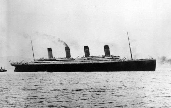 El RMS Titanic (en inglés: Royal Mail Steamship Titanic, "Buque de vapor del Correo Real Titanic") era el segundo de un trío de transatlánticos conocidos como clase Olympic. El Titanic fue, en su tiempo, el barco de pasajeros más grande y lujoso del mundo, seguido por el RMS Olympic. Foto de archivo de 1912 facilitada por la colección Frank O. Braynard de la partida del Titanic en su viaje inaugural.